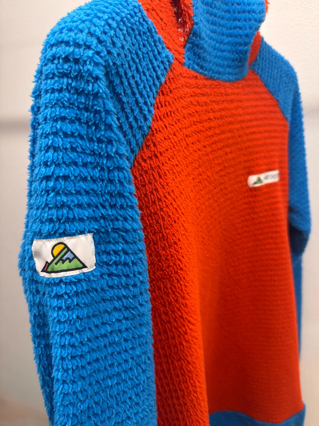 Close detail of the FORTOOTO label and textured Alpha Direct fabric